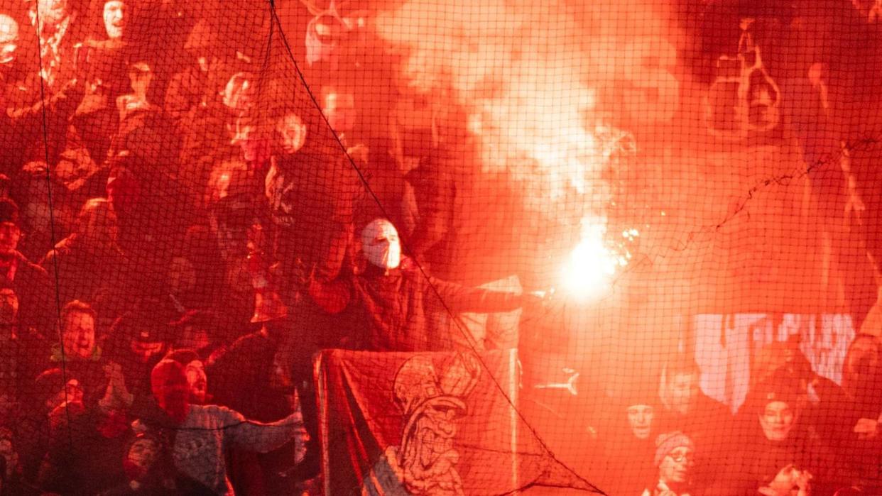 Harte Pyro-Strafe für St. Pauli