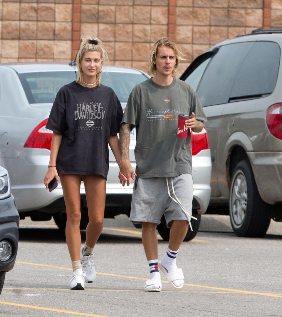 Justin Bieber et Hailey Baldwin portant un t-shirt similaire