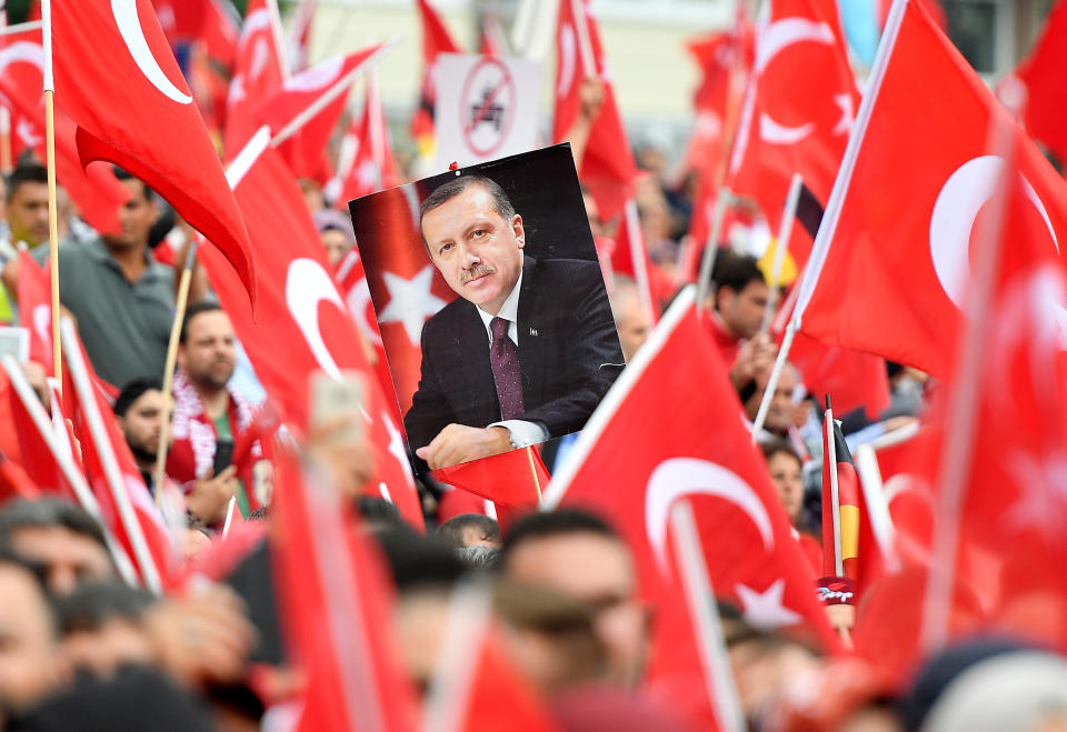 Erdoğan-Unterstützer sind aufgebracht: Ein Bild des Künstlers Thomas Baumgärtel beleidigt den türkischen Staatspräsidenten. (Symbolbild: AP Images)