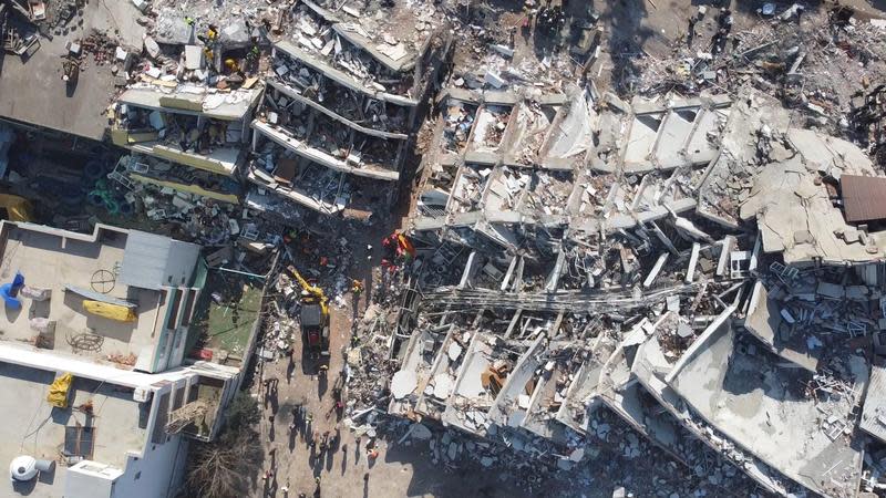 土耳其大地震後，多處的房屋倒榻，更帶走上萬人的性命。（消防署提供）