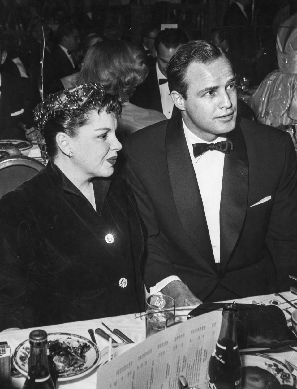 Judy Garland y Marlon Brando, 1966. (Photo by: Universal Archive/Universal Images Group via Getty Images)