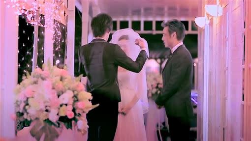 「鍾鎮濤嫁女」其實是MV片段。（圖／翻攝自YouTube）