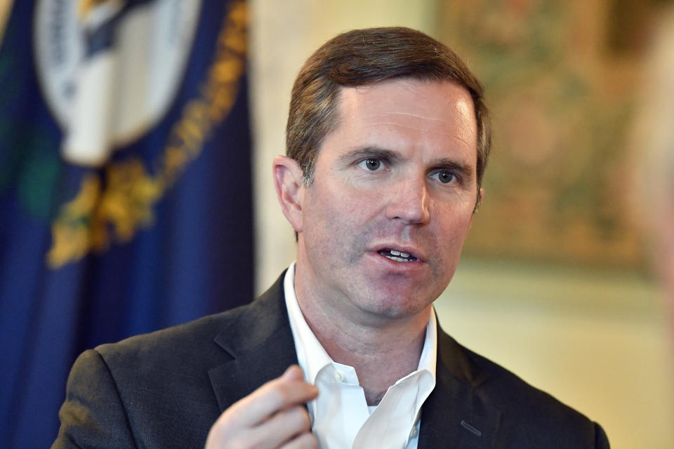 ARCHIVO - El gobernador de Kentucky, Andy Beshear, responde a una pregunta durante una entrevista el 19 de diciembre de 2023 en Frankfort, Kentucky. (AP Foto/Timothy D. Easley, Archivo)