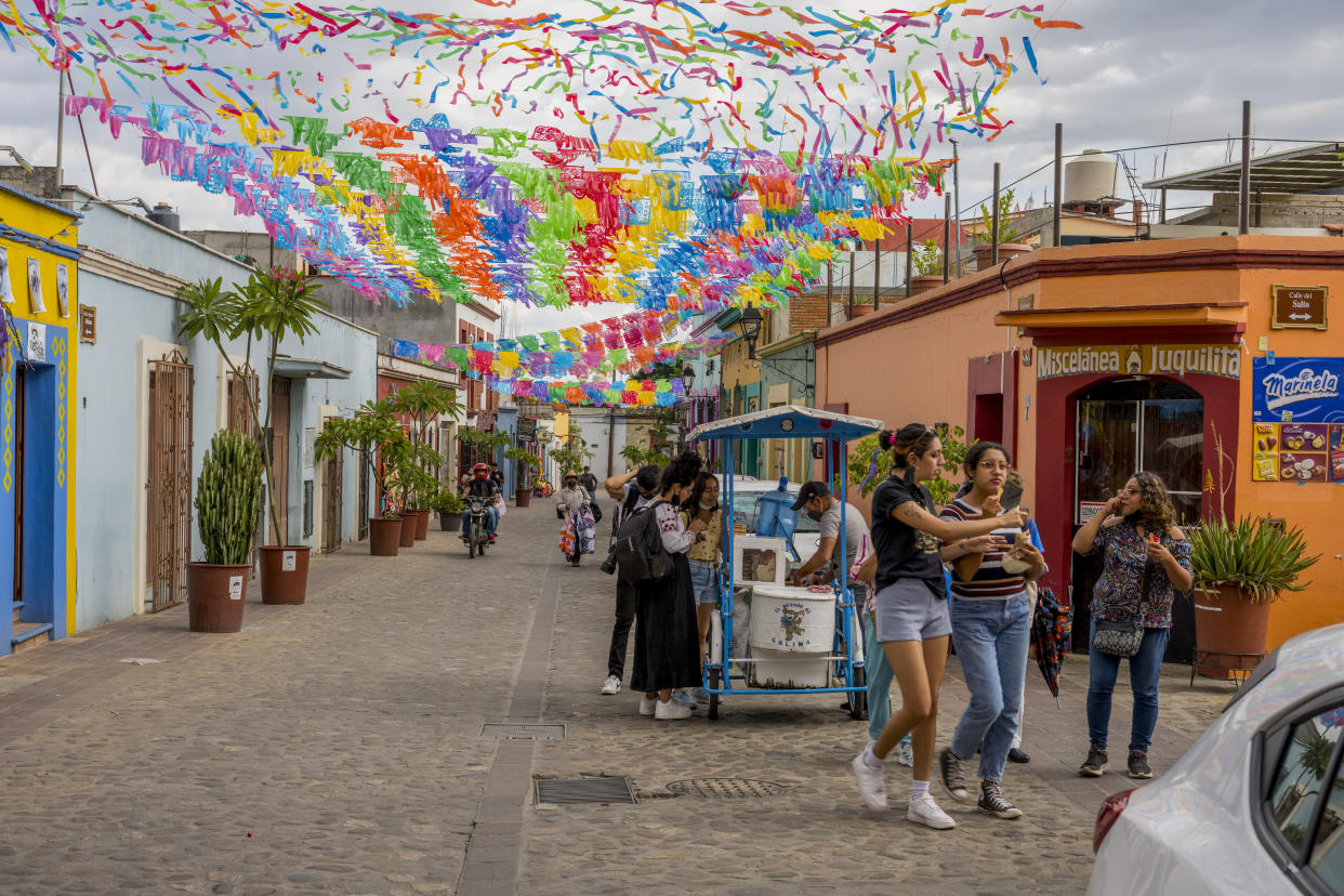 Oaxaca, Barrio de Jalatlaco, recibiendo a turistas en julio del año pasado. (Wolfgang Kaehler/LightRocket via Getty Images)