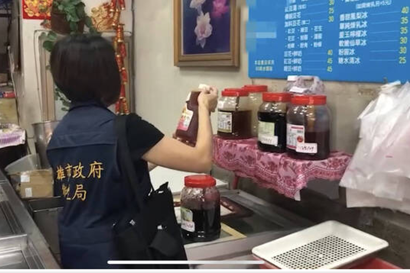 高雄市一家知名剉冰店發生食物中毒事件，11名受害者有１名兒童因疑似腎衰竭被送加護病房，高市衛生局的檢測結果顯示沙門氏菌呈陽性。   圖：高雄衛生局／提供