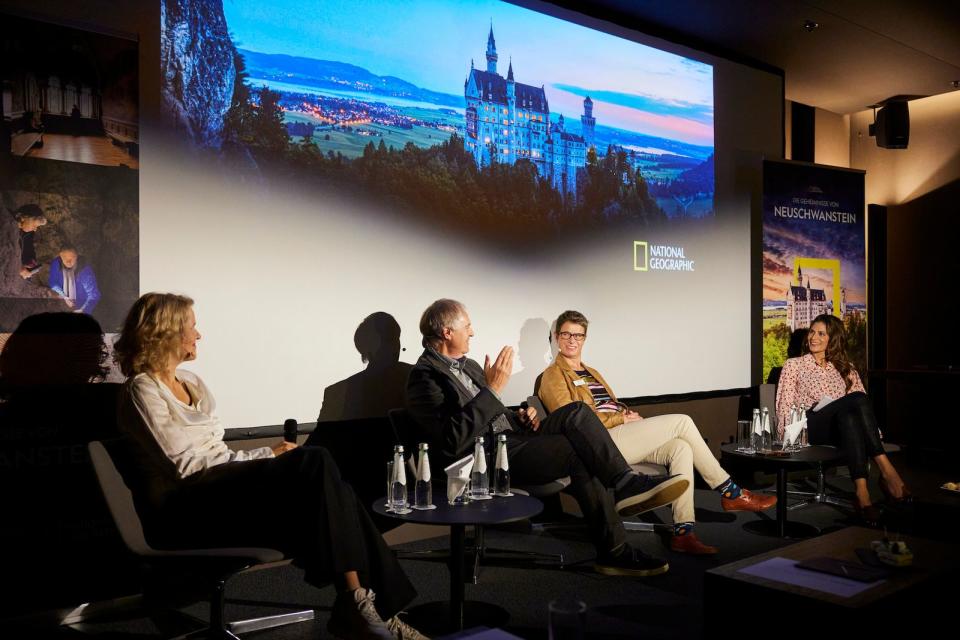 Jutta Pinzler (von links), Prof. Dr. Rainer Drewello und Prof. Dr. Christine Tauber diskutieren während der Podiumsdiskussion im Bayerischen Hof in München im Rahmen der Filmpremiere über das geheimnisvolle Leben des König Ludwig II. Moderatorin Katty Salié (rechts) stellt einige Fragen die herausfordernden Restaurierungsarbeiten betreffend. (Bild:  National Geographic/Holger Rauner)