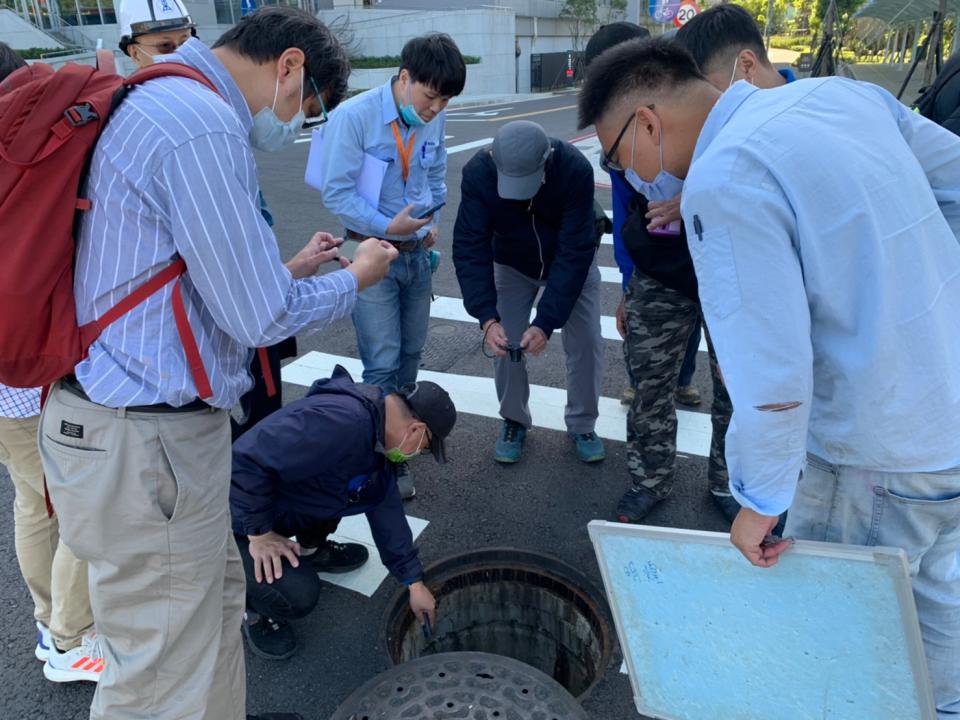 水利局會同水利署查看寶高智慧產業園區新建工程案之出流管制設施管理及維護情形。   圖：新北市水利局提供