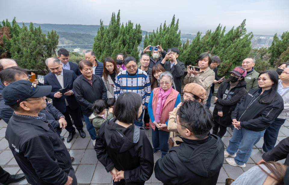  蔡英文赴史明的墓園懷念歐吉桑。 圖：翻攝自蔡英文臉書 