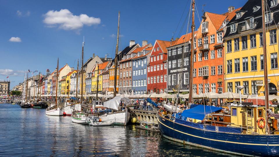 Puerto de Nyhaven en Copenhague, Dinamarca