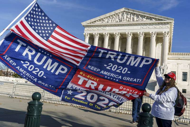 一群川粉去年12月在聯邦最高法院前揮舞旗幟，表達對川普的支持以及選舉不公的抗議。（美聯社）