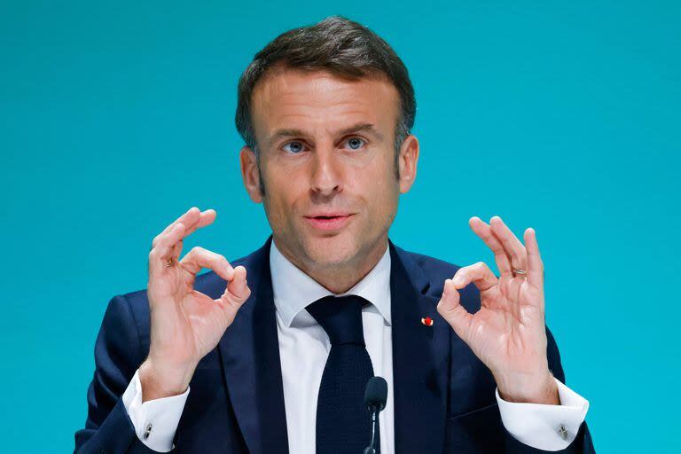 El presidente de Francia, Emmanuel Macron, habla durante una conferencia de prensa en la cumbre climática de las Naciones Unidas COP28 en Dubái