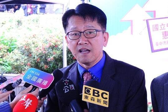 勞工局長吳威志被爆料捲入婚外情，昨天請辭獲准，他在臉書透露未來動向。（翻攝自台中市政府勞工局網站）
