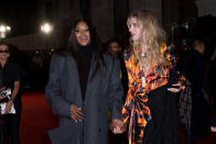 <p>Main dans la main, les deux supermodels ont arpenté ensemble le tapis rouge déroulé devant le théâtre du Châtelet où elles ont participé au défilé Balenciaga et assisté à une projection en avant-première. ©Getty Images</p> 