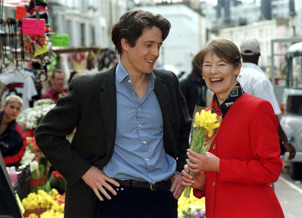 ARCHIVO - El actor Hugh Grant con la ministra de Transporte de Londres, Glenda Jackson, durante una visita al plató de su película en Notting Hill, al oeste de Londres, el 4 de mayo de 1998. Glenda Jackson, actriz ganadora de dos Premios de la Academia, que tuvo una larga segunda carrera como legisladora británica, murió a los 87 años. El agente de Jackson, Lionel Larner, dijo que murió el jueves 15 de junio de 2023 en su casa en Londres después de una breve enfermedad. (Fiona Hanson/PA via AP, archivo)