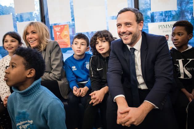 <p>Brigitte Macron et Adrien Taquet, mercredi après-midi, à «La maison bleue», un centre social et culturel dans le XVIIIe arrondissement de Paris.</p>