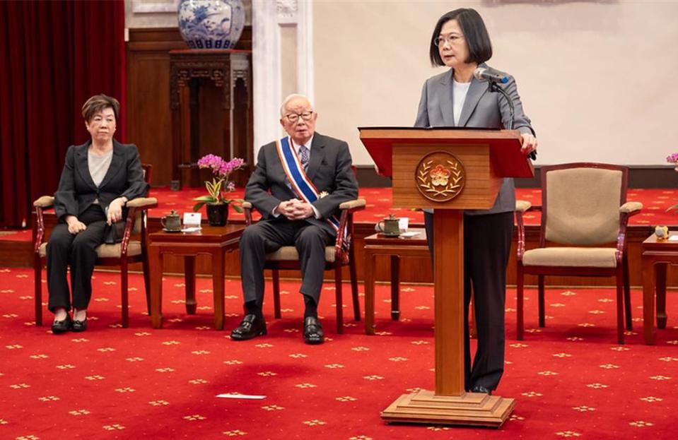 台積電創辦人張忠謀在夫人張淑芬陪同下，接受總統蔡英文頒授中山勳章。圖／總統府提供