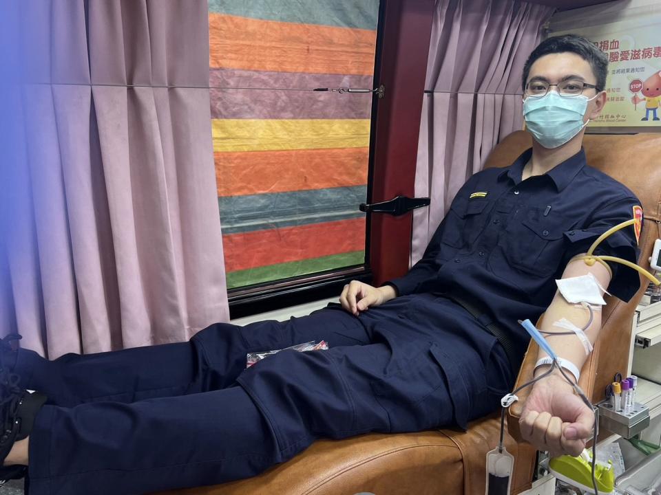 平鎮分局長徐坤隆特別請分局員警們在公忙之餘，能抽空前來響應捐血活動。圖：警方提供