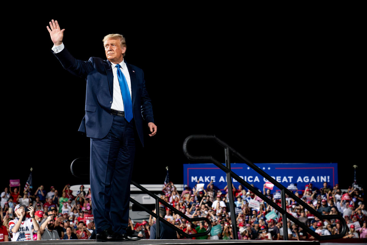 El expresidente Donald Trump sale de un mitin de campaña, en Jacksonville, Florida, el 24 de septiembre de 2020. (Anna Moneymaker/The New York Times).
