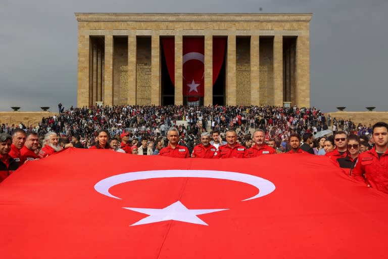 Türkiye'nin seçimleri laik, Osmanlı sonrası bir devlet olarak kuruluşunun yüzüncü yılına denk geliyor