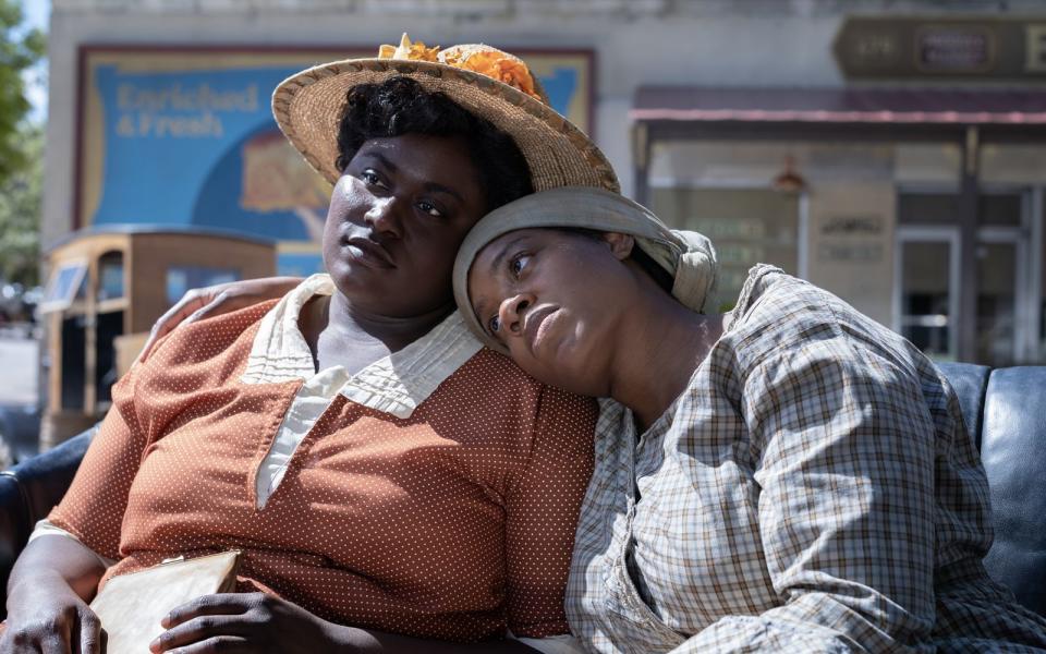 Eine starke Schulter zum Anlehnen, das kann sie gut gebrauchen: Celie (Fantasia Barrino, rechts, mit Danielle Brooks) hat es nicht leicht. (Bild: 2023 Warner Bros.)