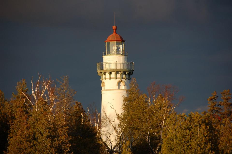 spooky urban legend   lighthouse at seul choix, mi