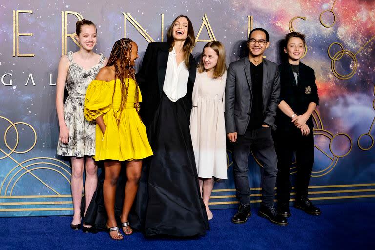 Angelina Jolie posa con sus hijos Shiloh Jolie-Pitt, Zahara Jolie-Pitt, Vivienne Jolie-Pitt, Maddox Jolie-Pitt y Knox Jolie-Pitton en la alfombra azul a su llegada para asistir a la proyección de gala del Reino Unido de la película Eternals, en octubre de 2021