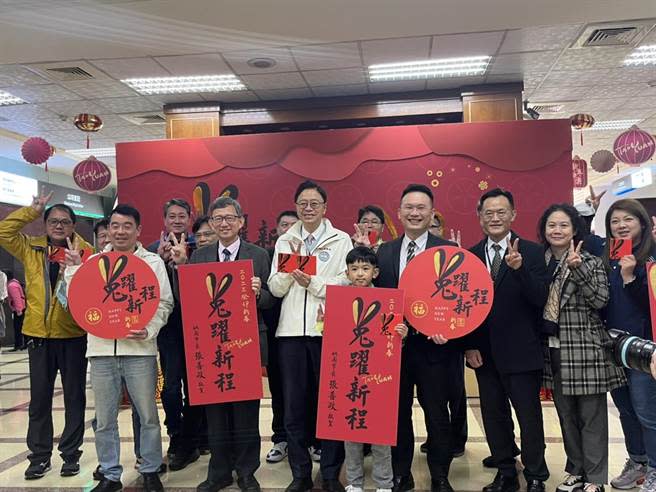 桃園市長張善政今早在市府大廳向民眾辭歲、發福袋，祝賀「兔躍新程」。（陳夢茹攝）