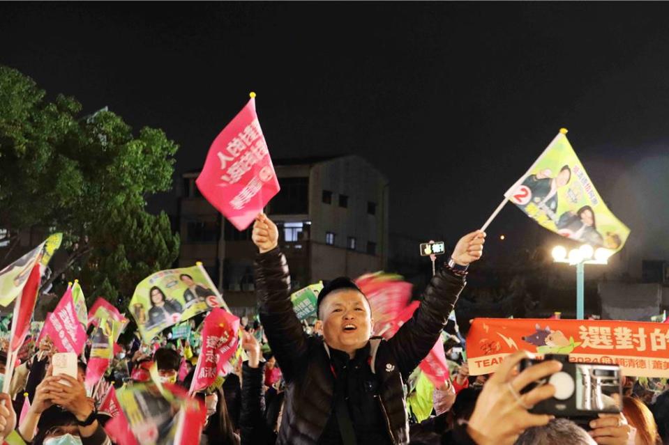 民進黨9日晚間在嘉義市中正公園辦「美德站出來、嘉義逗陣拚」造勢晚會，支持者非常熱情。（呂妍庭攝）