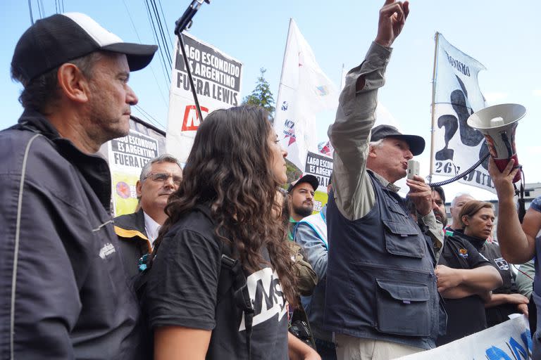 Organizaciones gremiales y sociales que participan de la séptima Marcha por la Soberanía a Lago Escondido junto a militantes de centrales sindicales y agrupaciones políticas se manifestaban esta mañana frente a la sede de los Tribunales de Bariloche para reclamar que la justicia garantice el libre tránsito del Camino de Tacuifí al Lago Escondido