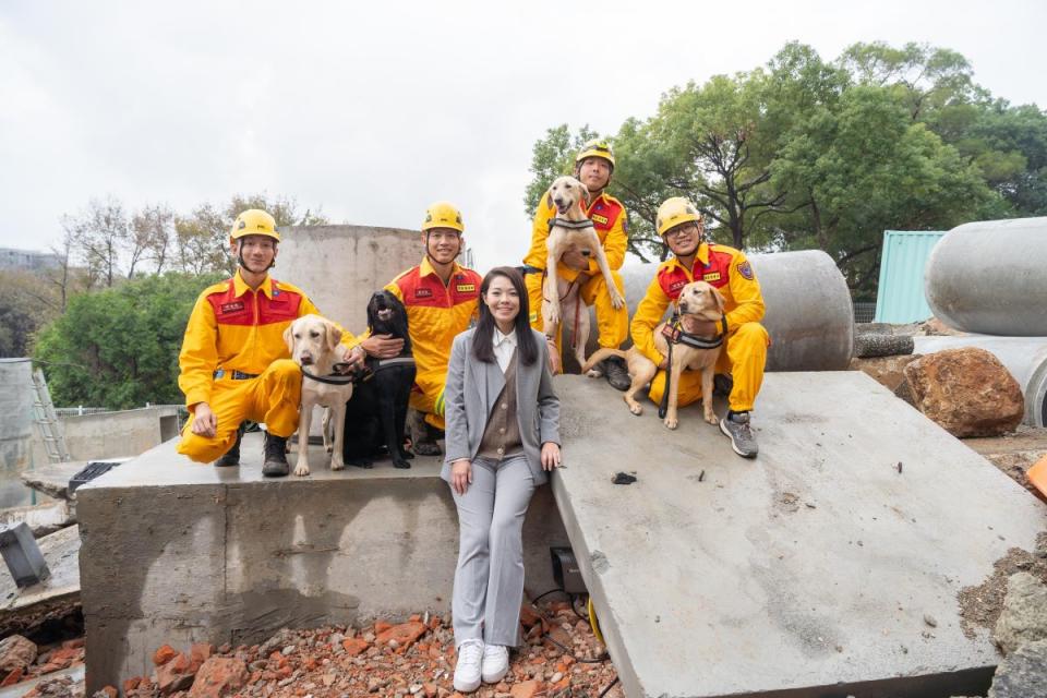 去年底啟用的搜救犬訓練基地，新竹市長高虹安與搜救犬基地合影。（圖：市府提供）