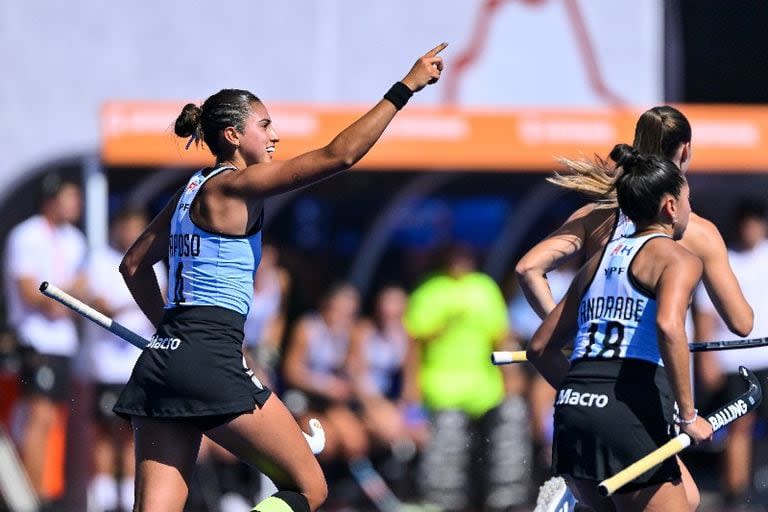 Valentina Raposo festeja su gol de penal ante España, que le dio el triunfo a las Leoncitas en el debut en la Copa del Mundo