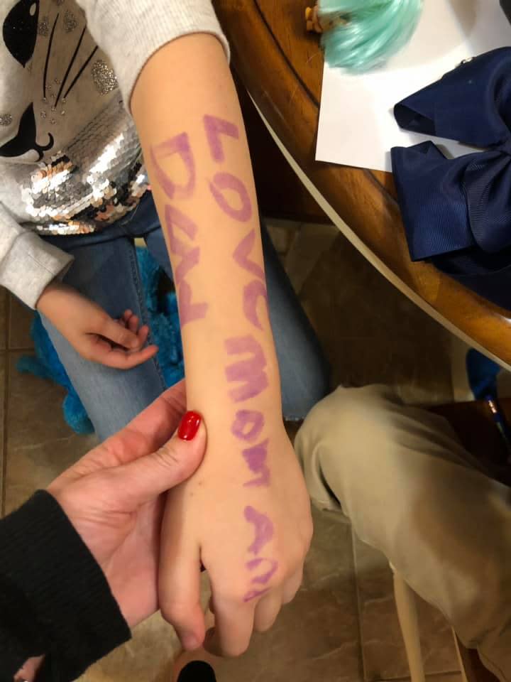 Shelley Harrison Reed says her 7-year-old daughter wrote a heartbreaking message on her arm during a school lockdown. (Photo: Shelley Harrison Reed via Facebook)