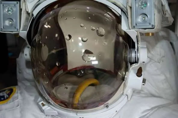 Água infiltrada no capacete do astronauta Luca Parmitano em 2013 (Imagem: Reprodução/NASA)