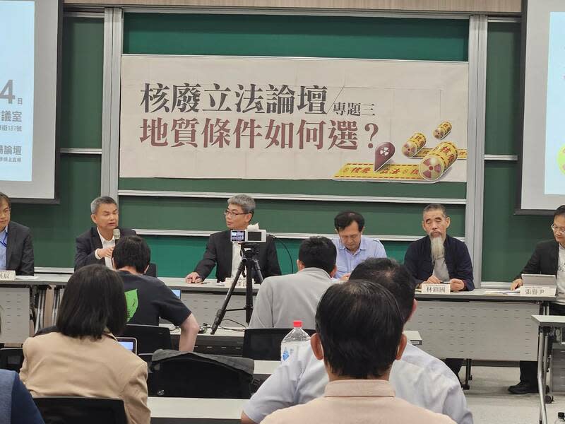 專家在論壇中，呼籲政府要擴大與民眾溝通，還有台灣地質普查。（Photo by 呂翔禾／台灣醒報）