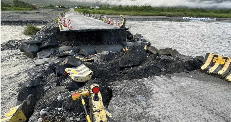 高寮大橋便道路面出現嚴重斷裂狀況。（圖／翻攝FB／花蓮縣玉里鎮公所）