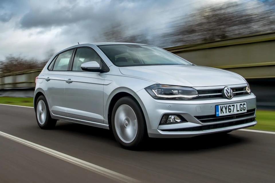 <p>Depuis 2009, la Volkswagen Polo reçoit une note de sécurité cinq étoiles. À partir de 2022, chaque Polo sera équipée d'un système de freinage d'urgence autonome qui fonctionne à faible vitesse en ville et détecte les piétons, ainsi que d'un système de surveillance des angles morts et d'un système d'alerte de trafic transversal à l'arrière.</p><p>Si les acheteurs optent pour un modèle haut de gamme, ils bénéficieront d'un régulateur de vitesse adaptatif qui adapte votre vitesse à celle de la voiture qui vous précède et les voitures avec l'option DSG cochée bénéficieront de la fonction "Stop & Go" qui aide à suivre le rythme du trafic à faible vitesse avec un minimum d'intervention de la part du conducteur. Le NCAP a attribué à la Polo un taux d'occupation des adultes de <strong>94 % </strong>et un taux de sécurité des enfants de <strong>80 %.</strong></p>