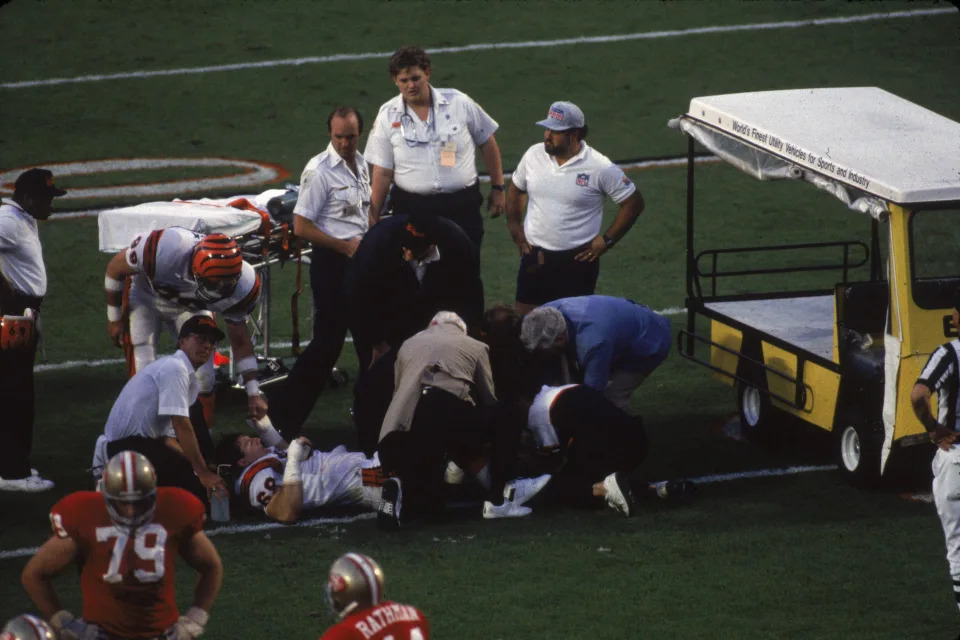 Tim Krumrie es asistido por personal m&#xe9;dico despu&#xe9;s de que su pierna se fracturara en tres partes durante el Super Bowl XXIII. (Foto: Getty Images)