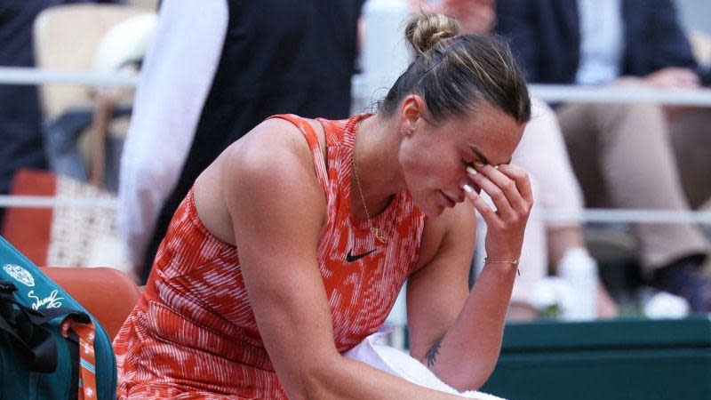 Aryna Sabalenka looks dejected during change of ends