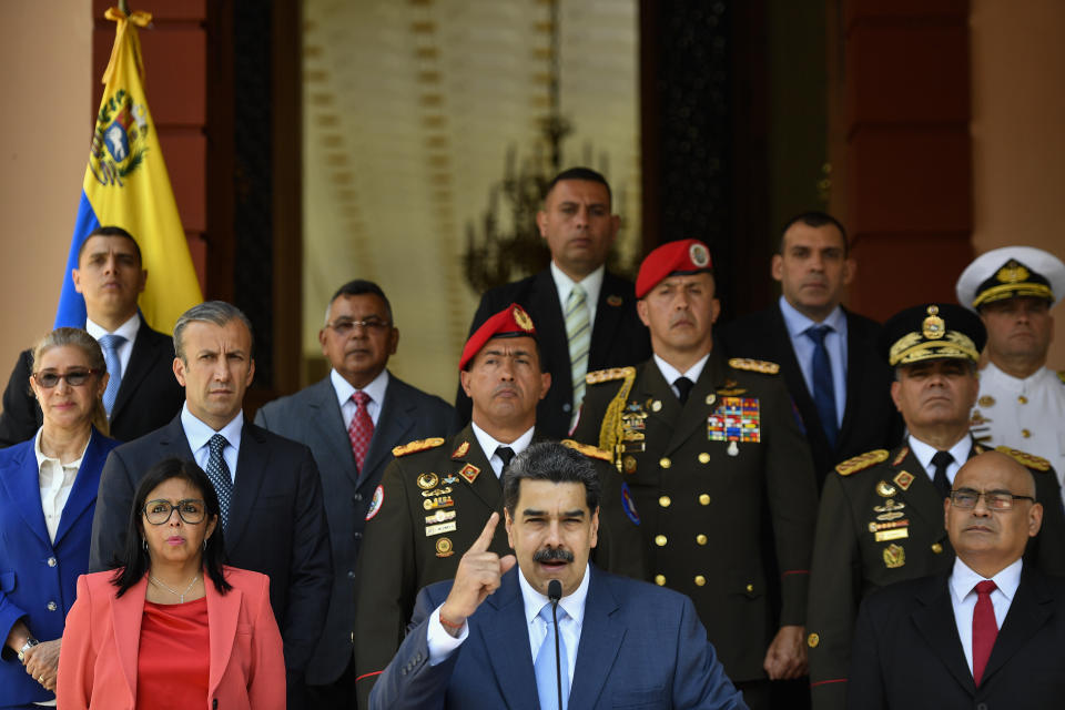 El presidente venezolano Nicolás Maduro, al frente y al centro, habla en una conferencia de prensa en el Palacio de Miraflores en Caracas, Venezuela, en esta fotografía de archivo del jueves 12 de marzo de 2020. (AP Foto/Matias Delacroix)