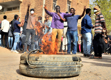 Sudanese demonstrators burn a tyre as they participate in anti-government protests in Khartoum, Sudan January 17, 2019. REUTERS/Mohamed Nureldin Abdallah