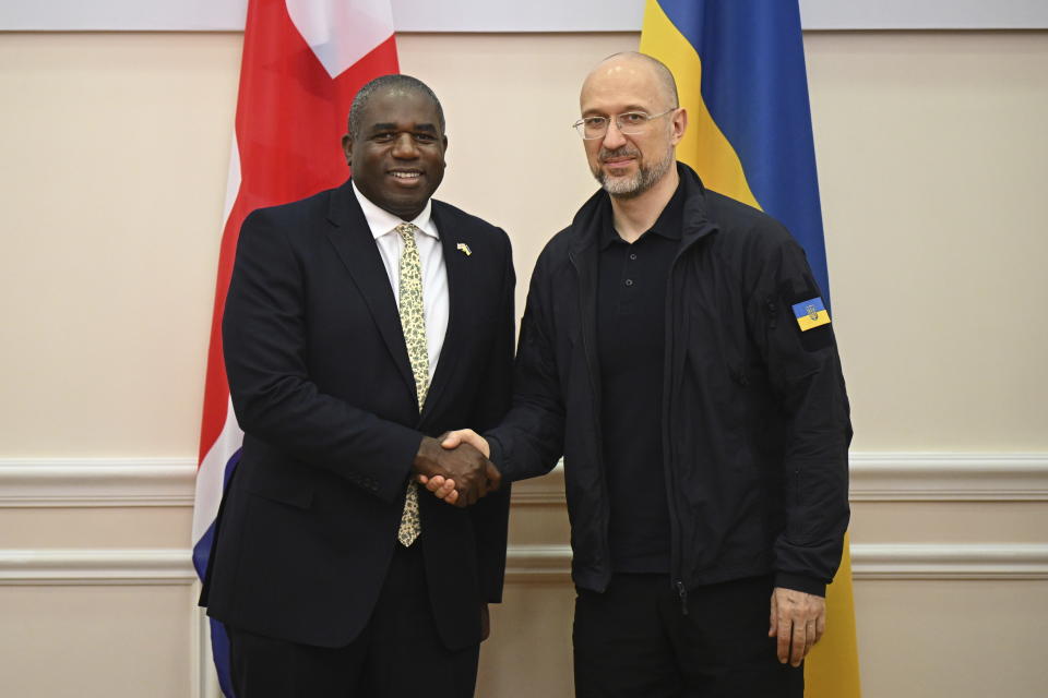 El secretario de Exteriores de Reino Unido, David Lammy, participa en una reunión bilateral con el primer ministro de Ucrania, Denys Shmyhal, el 11 de septiembre de 2024, en Kiev, Ucrania. (Leon Neal/Pool vía AP)