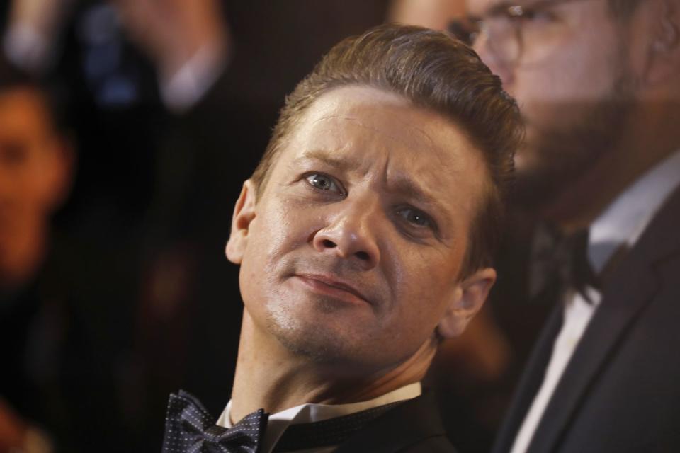 Noch überraschender: Auch Jeremy Renner arbeitete als Make-up-Künstler! Erst als ihm der Durchbruch mit der Rolle des Soldaten in "The Hurt Locker" gelang, beendete er diese Karriere. Doch die Essentials für ein gutes Make-up kann er ("Marvel's The Avengers") heute noch nennen: "Augenbrauen, Wimpern, Lippen. Rahmt das Gesicht ein. Ganz einfach." (Bild: Tristan Fewings/Getty Images)