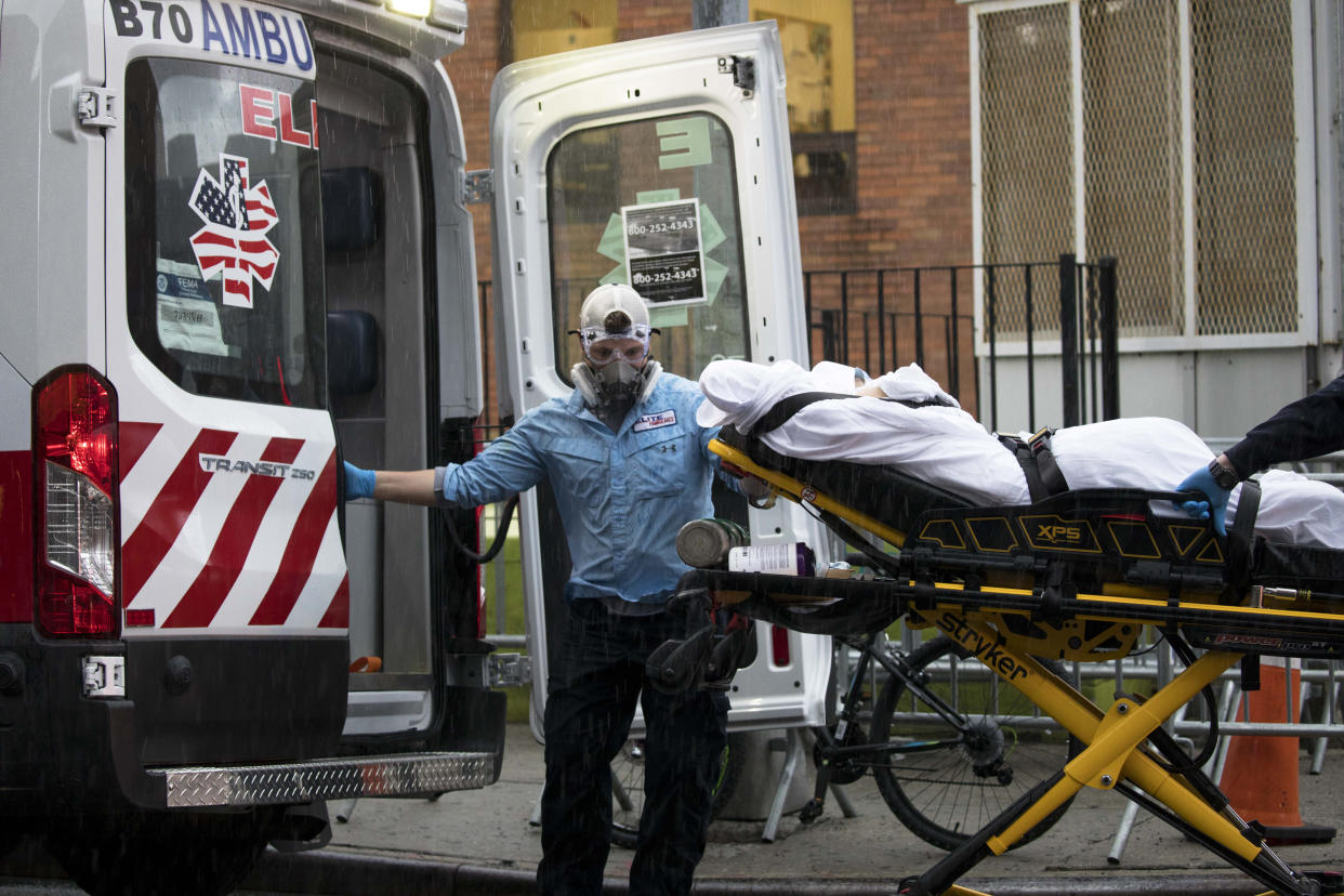 Un trabajador de emergencias sube a un paciente a una ambulancia en Nueva York, el 21 de abril de 2020. (Dave Sanders/The New York Times)