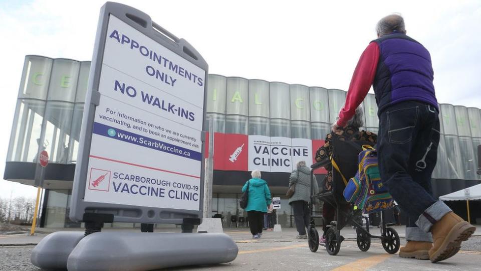Centro de vacunación en Ontario, Canadá
