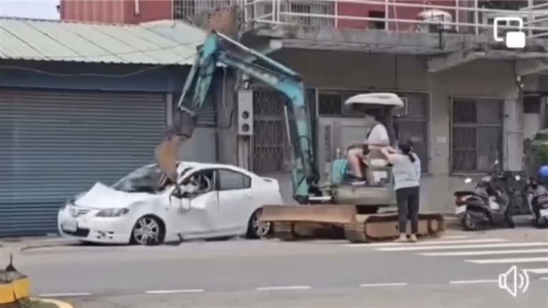 男子開怪手將路邊的車輛砸毀。（圖／翻攝畫面）