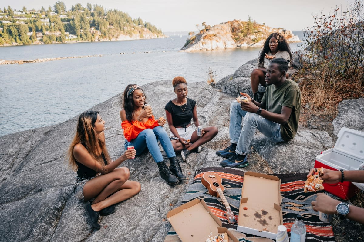 tourists eating pizza