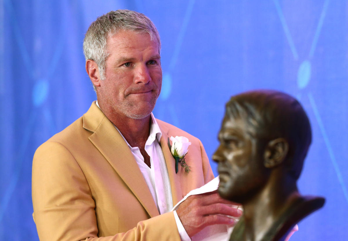 Brett Favre 的遗产不仅被玷污了。 他被埋葬在越来越多的不法行为指控之下。