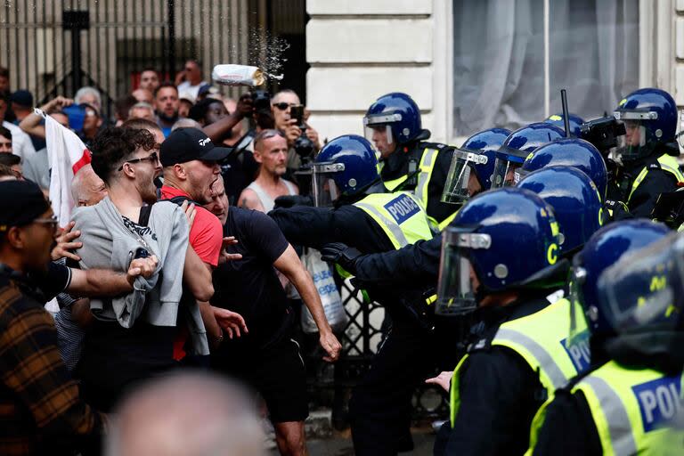 Disturbios en Londres cerca de la entrada de 10 Downing Street, en Londres. (BENJAMIN CREMEL / AFP)