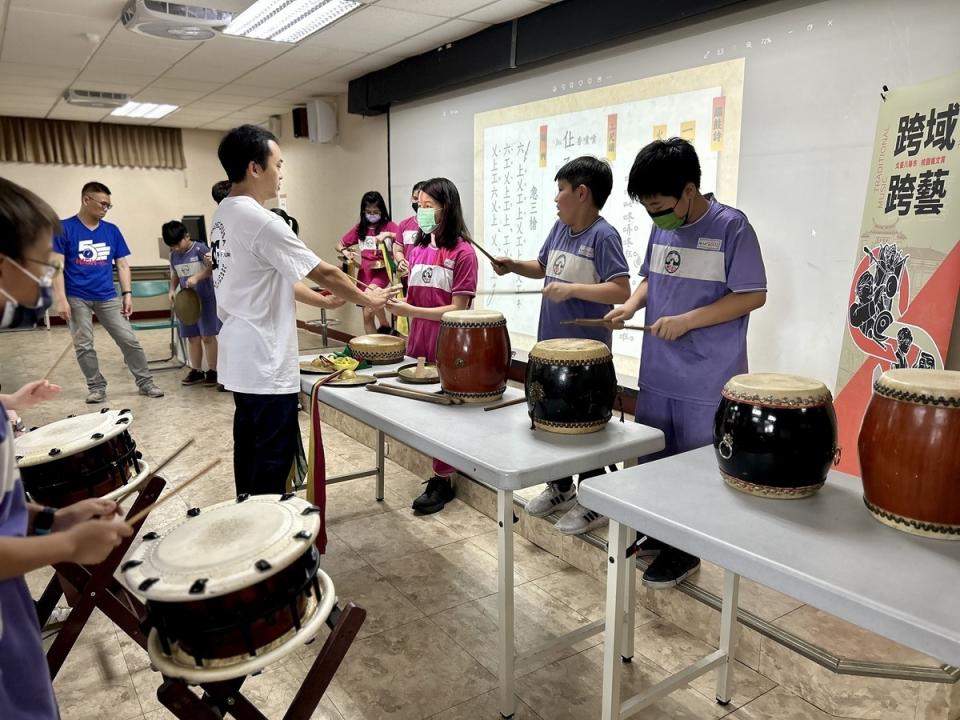 新北市北管音樂保存者「淡水南北軒」至淡水在地鄧公國小親自指導，讓學童透過實際操演認識北管音樂。   圖：新北市文化局提供