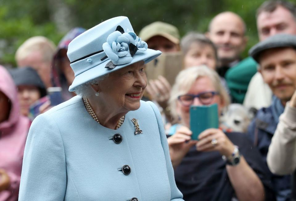 The Palace Released a Photo of Queen Elizabeth and Her Heirs Preparing Christmas Pudding